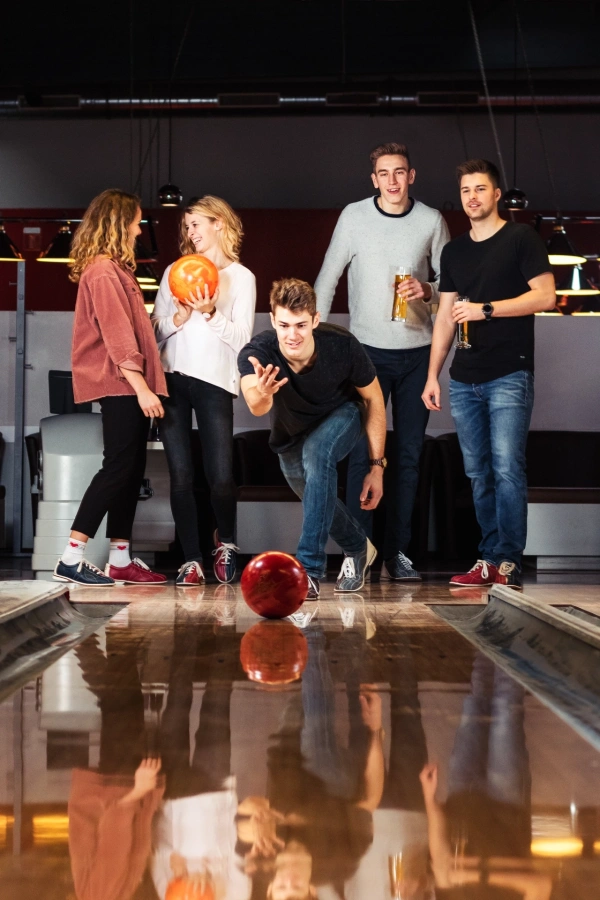 Eine Gruppe junger Erwachsener beim Bowling spielen