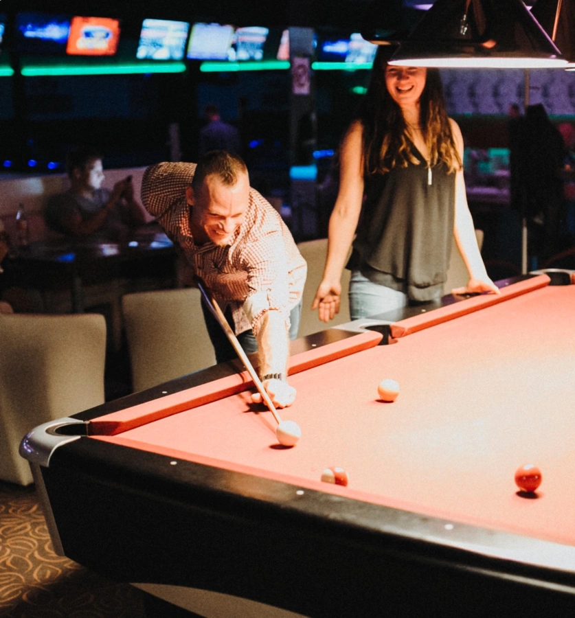 Mann mit Frau beim Billard spielen