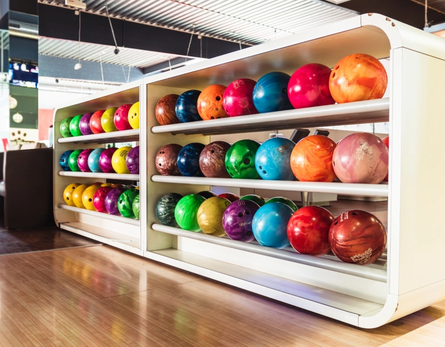 Das große Ballregal im NXP Bowling mit Bowling Bällen in verschiedensten Farben