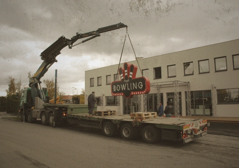Aufstellung der outdoor Leuchtreklame des NXP Bowling, noch vor der Eräffnung in 2007