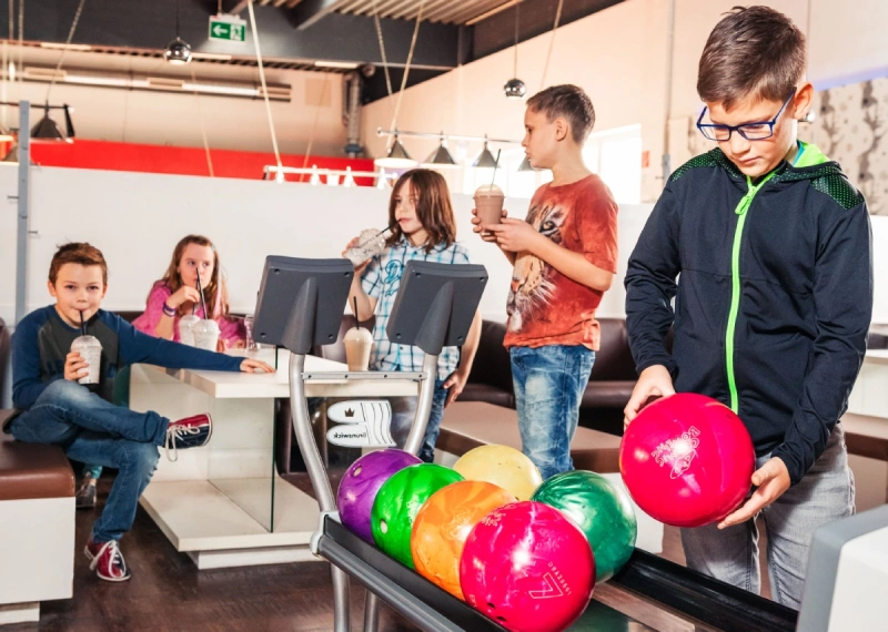 Kinder beim Bowling spielen